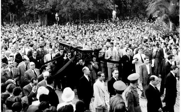 Imagen principal - Arriba, comitiva fúnebre con el féretro del matador. Abajo, cuerpo sin vida del genio cordobés y HOY del 30 de agosto de 1947. 