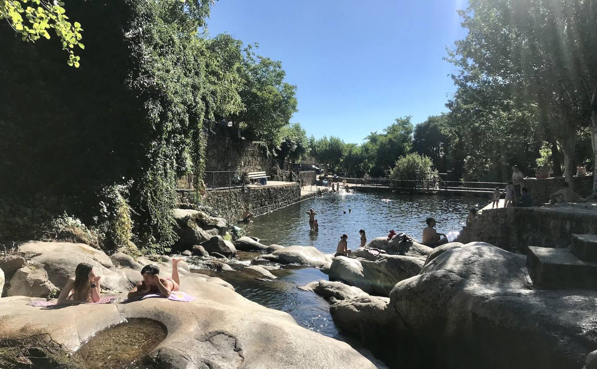 La zona tiene espacios tanto para tomar el sol como para huir de él. 
