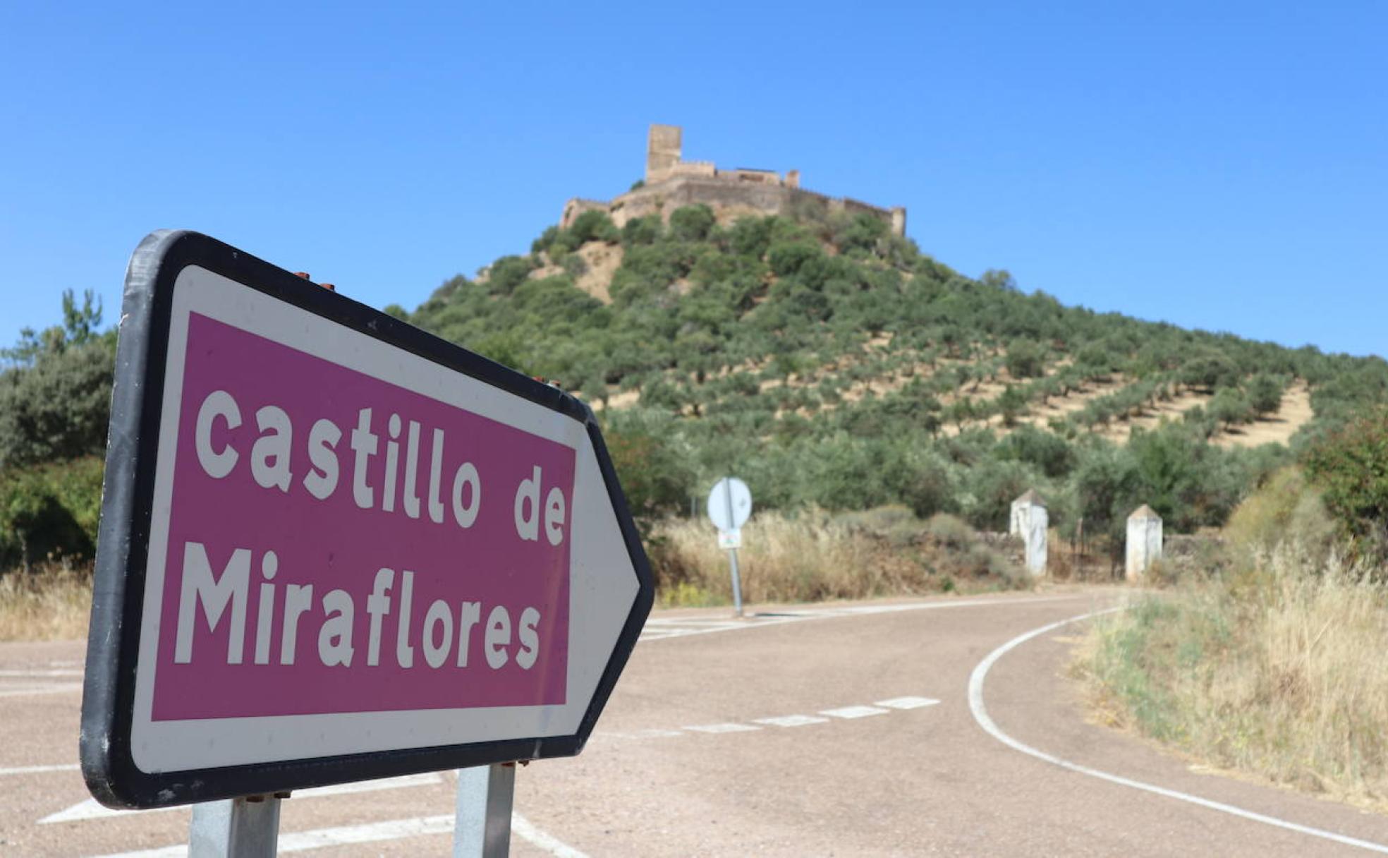 El castillo es divisable desde la Ex-107 y su acceso sencillo. 