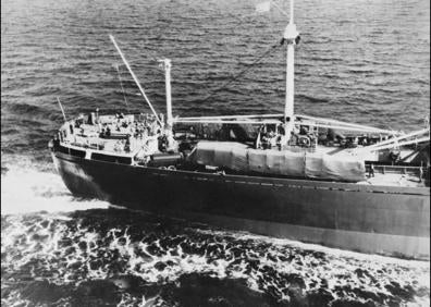 Imagen secundaria 1 - Arriba, conferencia entre el secretario general de la ONU y Castro; abajo, se aprecian fuselajes de bombarderos y misiles y HOY del 25 de octubre de 1962.