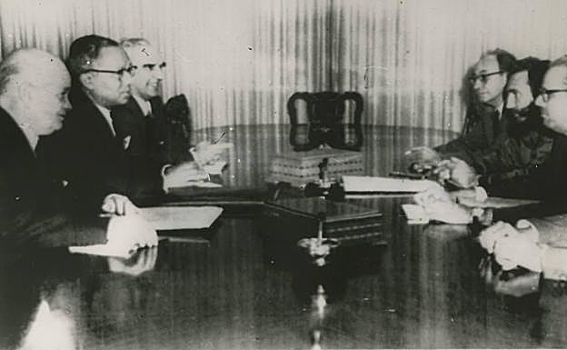 Imagen principal - Arriba, conferencia entre el secretario general de la ONU y Castro; abajo, se aprecian fuselajes de bombarderos y misiles y HOY del 25 de octubre de 1962.