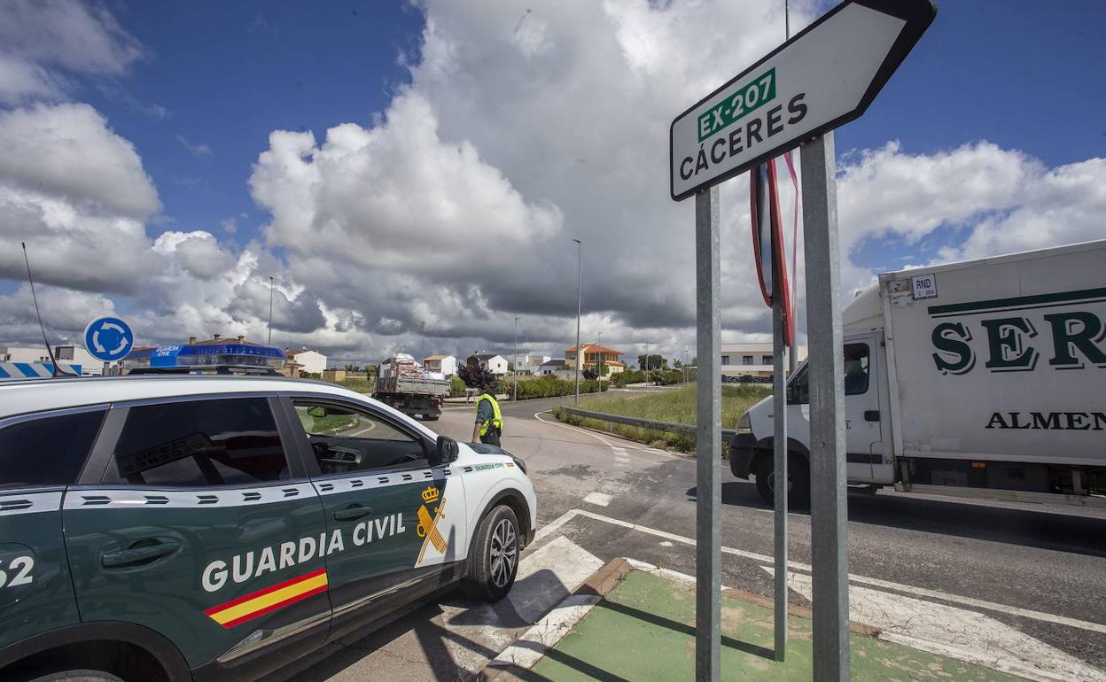 Un guardia civil durante uno de los controles en uno de los cierres perimetrales de Arroyo de la Luz. 