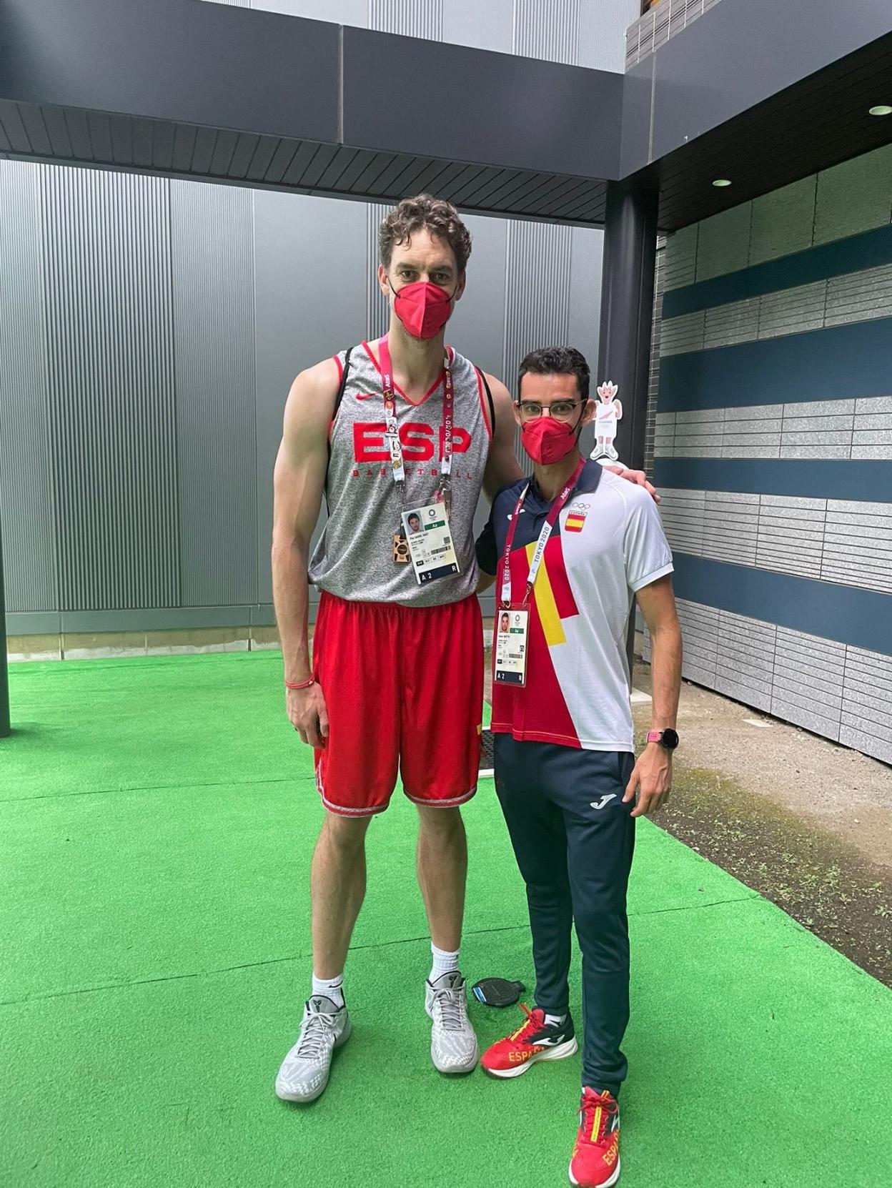 Álvaro Martín con Pau Gasol en Tokio. 