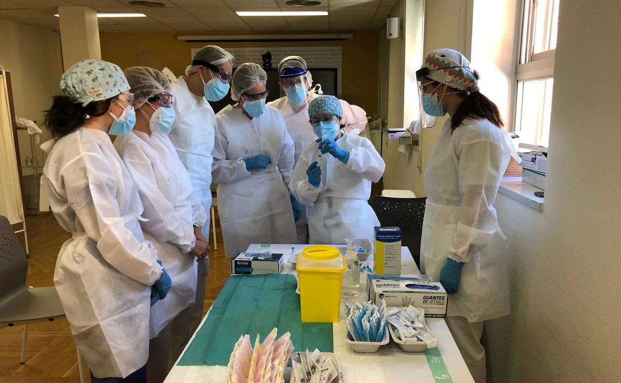 Personal de enfermería preparando las dosis para los primeros sanitarios que se vacunaron en enero. 