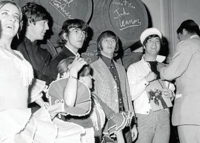 Imagen secundaria 1 - Arriba, Paul McCartney y John Lennon durante su actuación. Abajo, Los Beatles con unos barriles de fino en un hotel de Madrid. y HOY del 2 de julio de 1965. 