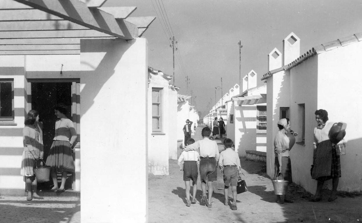 Procedente del fondo del archivo fotográfico del Instituto Nacional de Colonización (1939-1973) Ministerio de Agricultura, Pesca y Alimentación. Calle San José, calle peatonal de Villafranco. La primera que se construyó