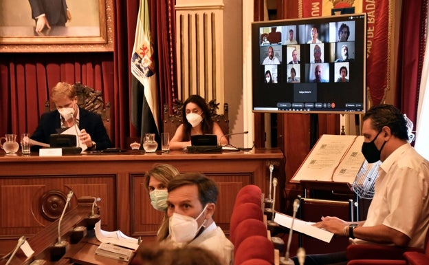 Once de los 27 concejales siguieron el pleno de forma telemática. 