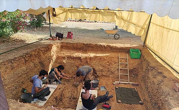 Trabajos en la fosa del cementerio de Cabeza la Vaca. 