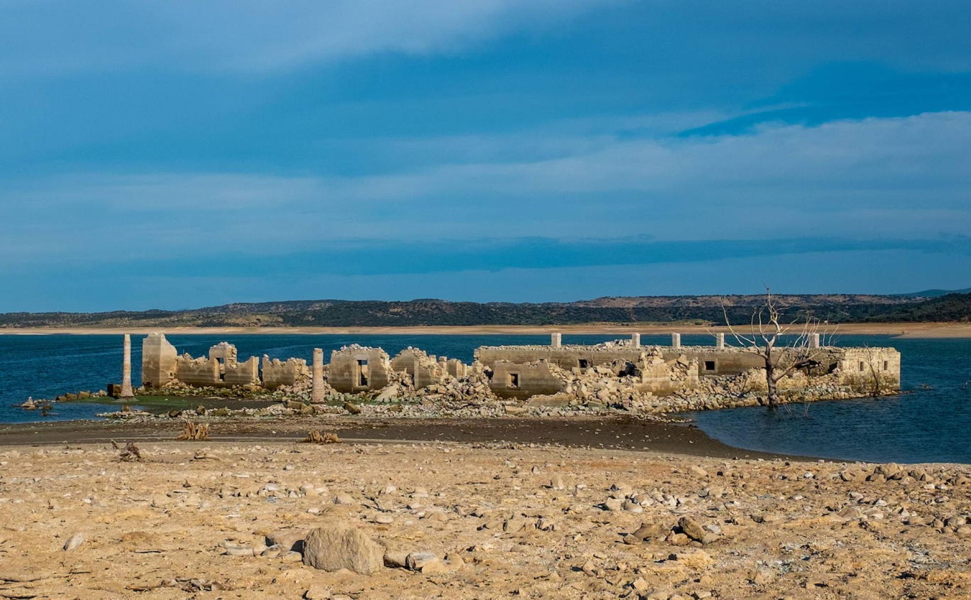 restos emergidos del Valdecañas.