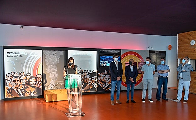 La consejera de Cultura, Nuria Flores, acompañada del resto de autoridades, este viernes durante la inauguración del memorial 'Badajoz, 1936'. 