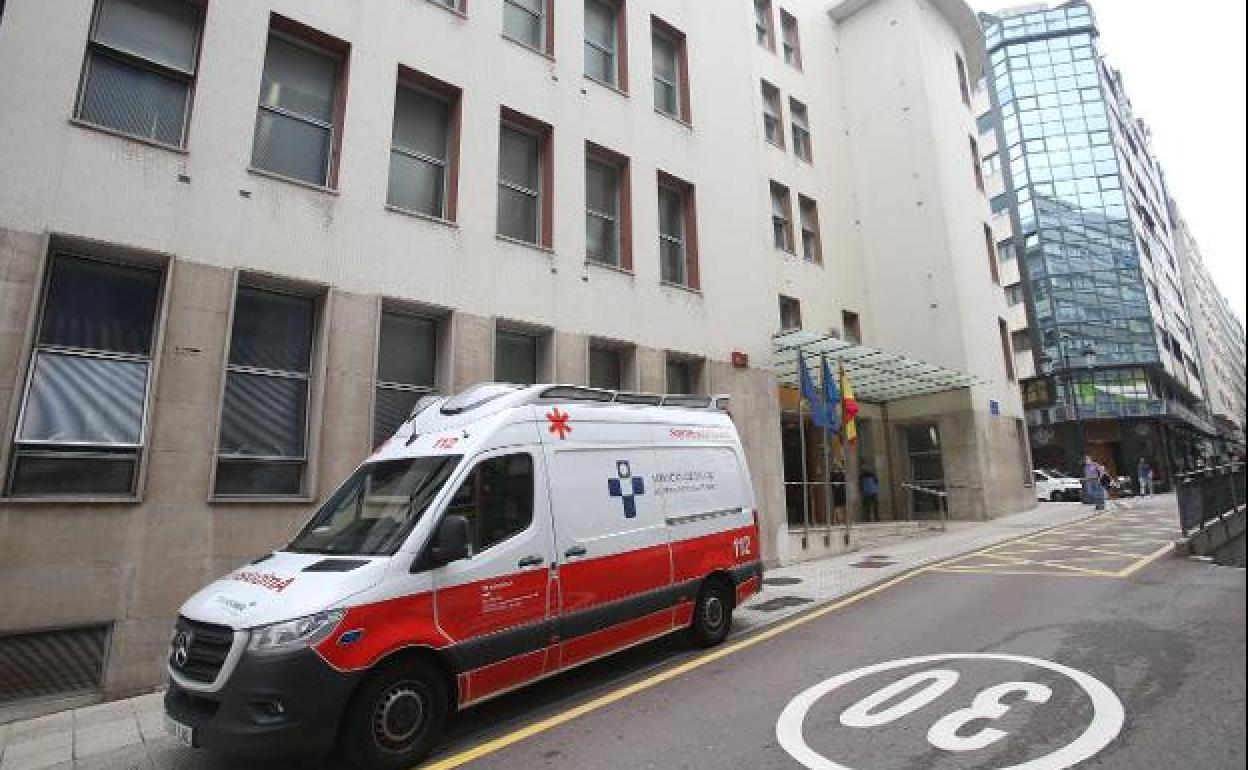 Una ambulancia frente al centro de salud de La Lila, desde donde acudieron el martes al céntrico hotel tras el aviso.