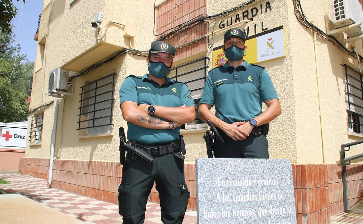 El agente Molina y el sargento Franco delante del puesto de la Guardia Civil en Villanueva. 