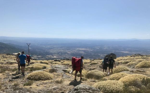 De camino. Cada equipo biplaza pesa unos 24 kilos, y sobre 16 el individual.