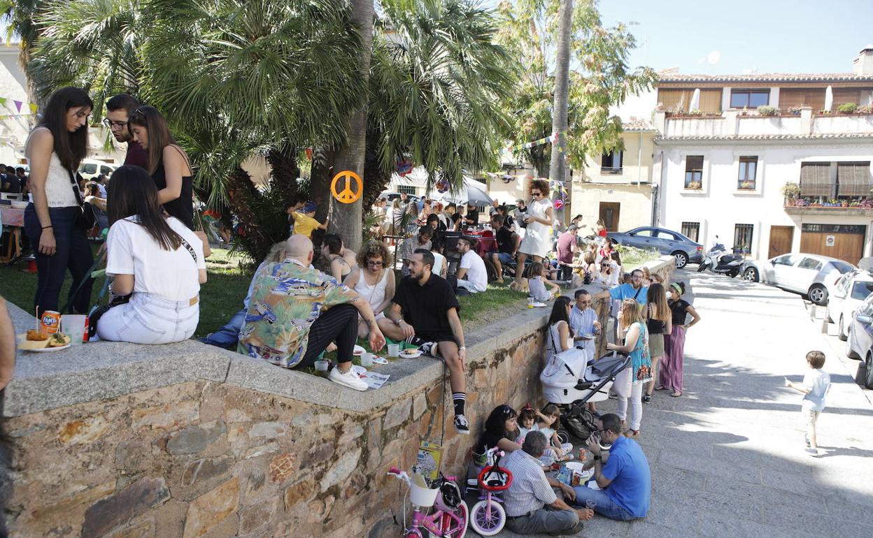 Imagen de archivo de la fiesta organizada en 2019 en la Plaza de Santiago a favor del Refugio San Jorge. 
