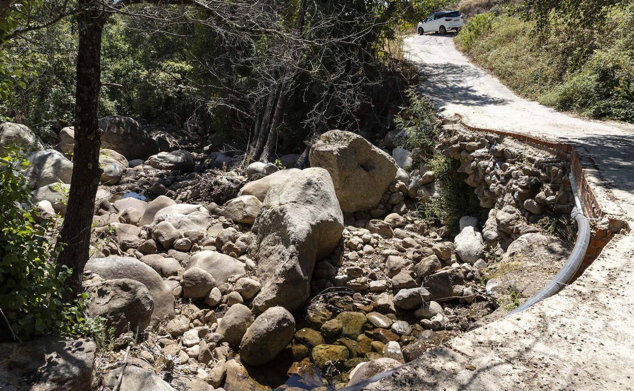 Garganta de los Papúos, con la toma de agua a la derecha y el cauce casi seco. 