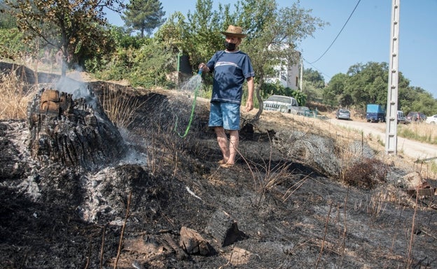 Juan María Guerra refrescando la zona esta mañana junto a su casa, al lado del Risco de San Blas. 