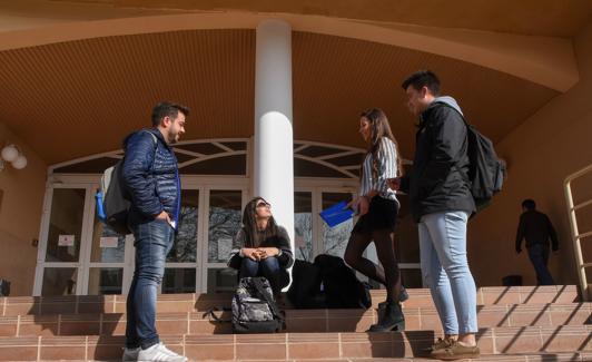 Grupo de jóvenes a la salida de clases.