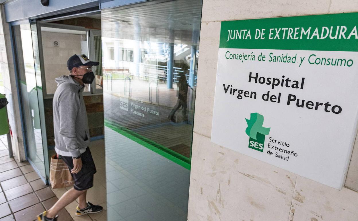 Entrada principal al hospital Virgen del Puerto de Plasencia.