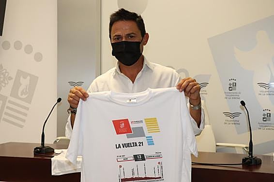 La Oficina de Turismo reparte camisetas conmemorativas de La Vuelta