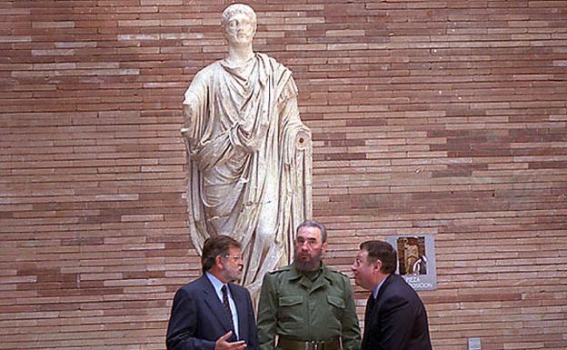 Imagen principal - Arriba, Fidel entre Ibarra y José María Álvarez en el MNAR; abajo, Juan Carlos Rodríguez Ibarra junto al dirigente cubano y HOY del 21 de octubre de 1998. 