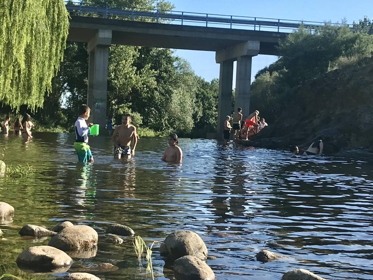 La piscina está bajo el viaducto que salva la EX-205.