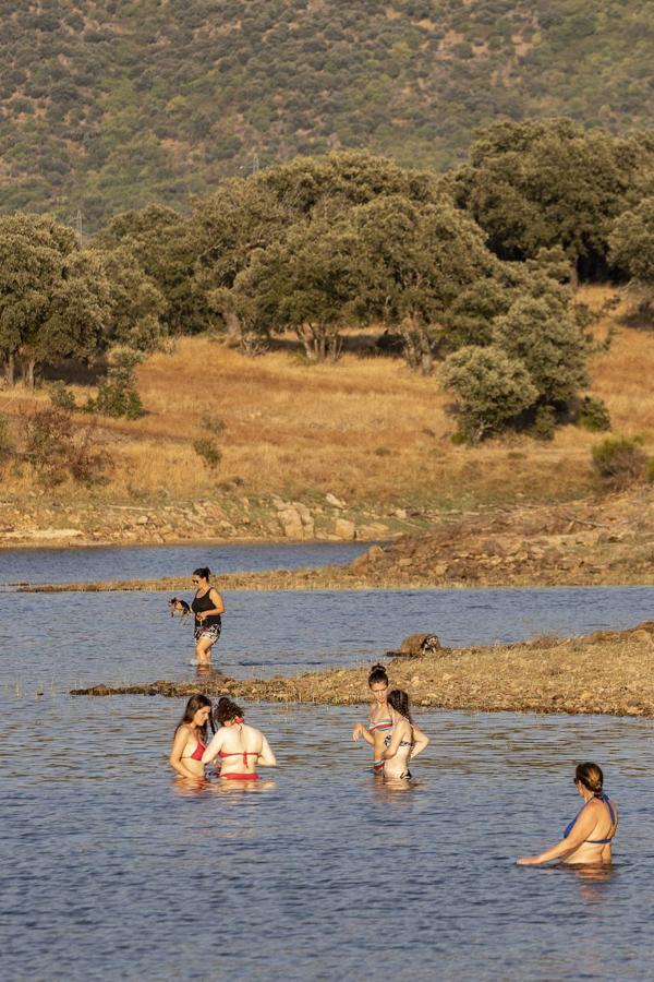 La presa de Plasencia es un micromundo que reúne a diario a gente que está allí por diferentes motivos. 