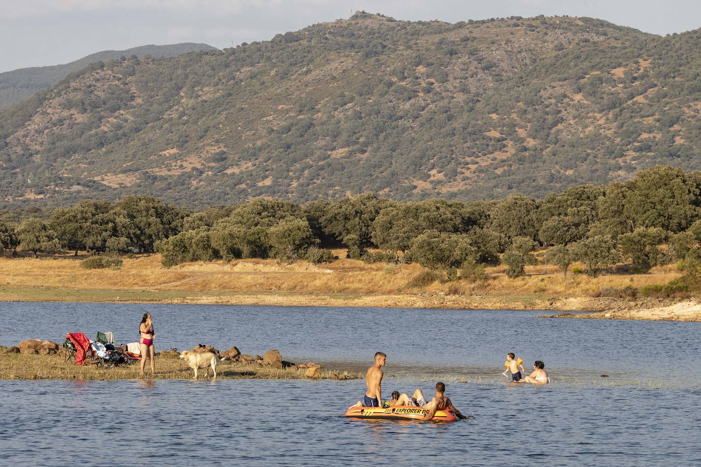 La presa de Plasencia es un micromundo que reúne a diario a gente que está allí por diferentes motivos.