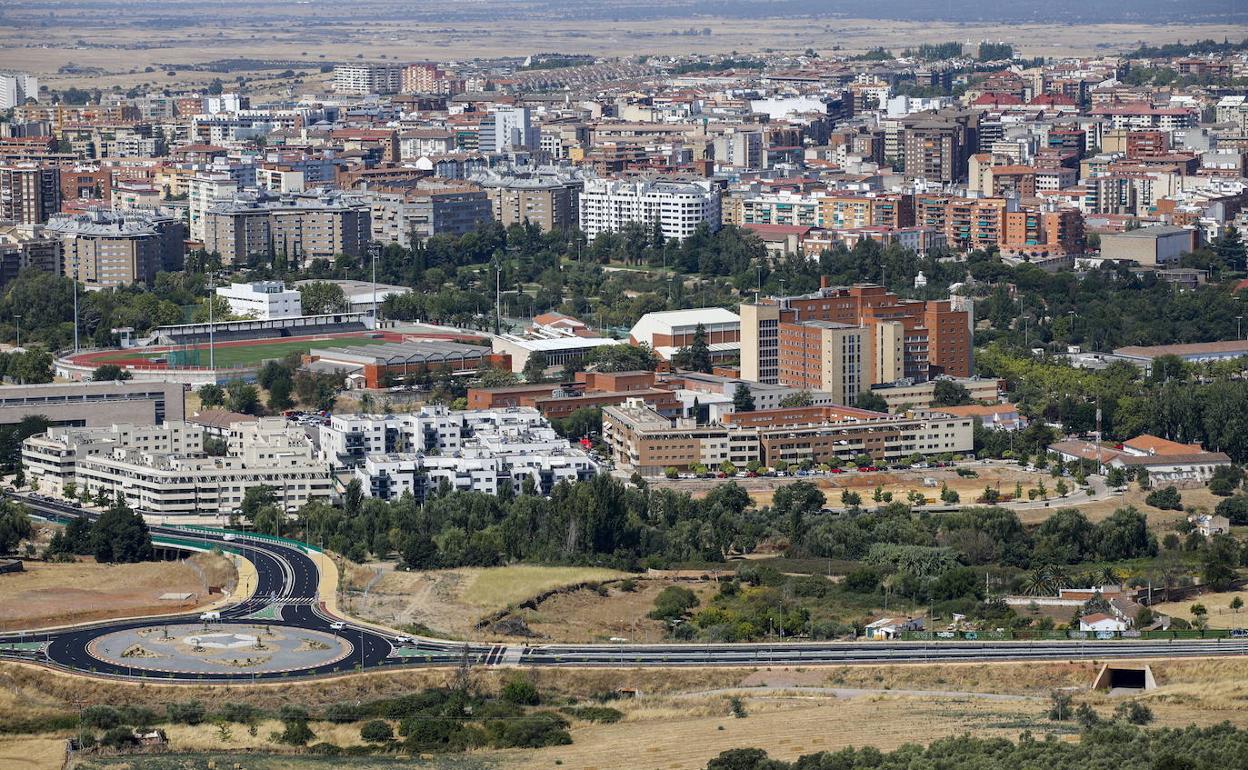 Vista general de la ciudad desde la Montaña. En primer plano, nuevos bloques situados junto a la Ribera del Marco. 