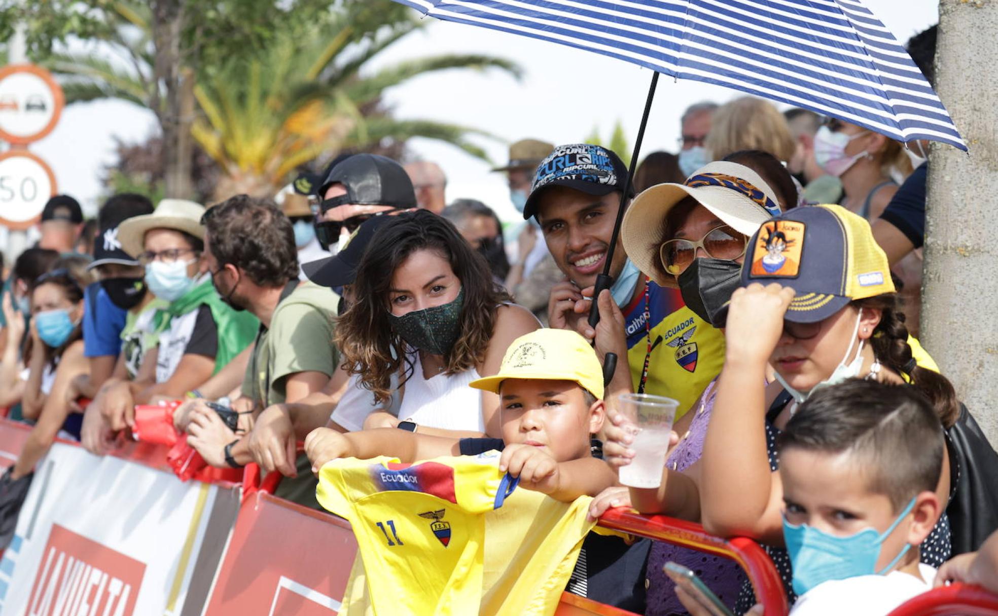 Aficionados en la línea de meta.