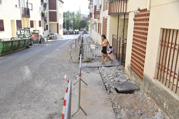 Obras de ampliación de acerado en la calle El Mimbrero, en Antonio Domínguez.