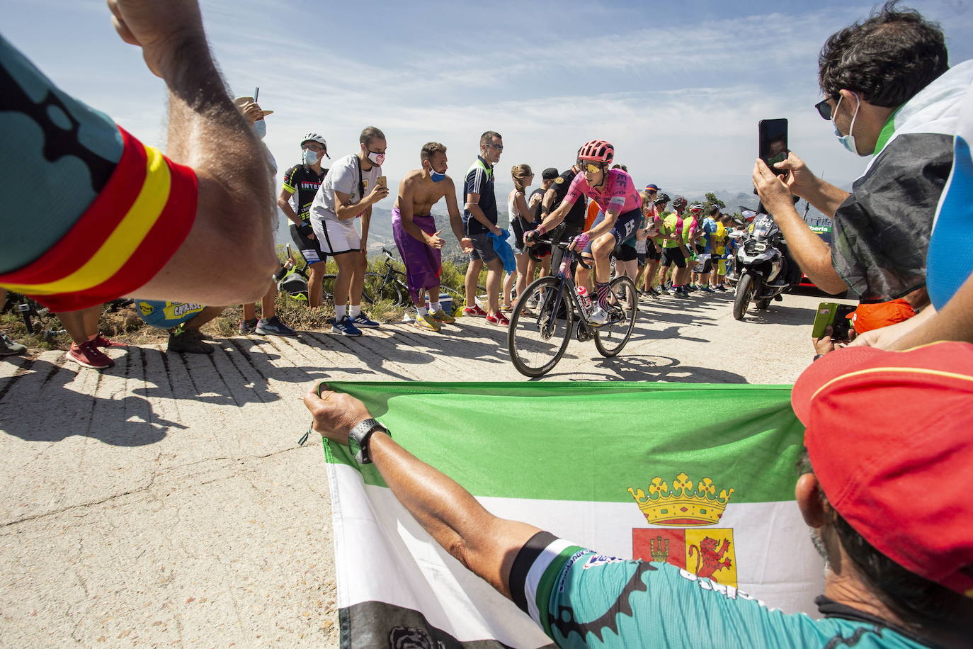 Los aficionados al ciclismo aunaron deporte, jolgorio y civismo en la ascensión al Pico Villuercas. 