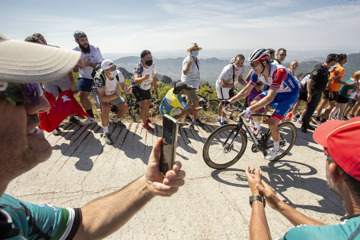 Los aficionados al ciclismo aunaron deporte, jolgorio y civismo en la ascensión al Pico Villuercas. 