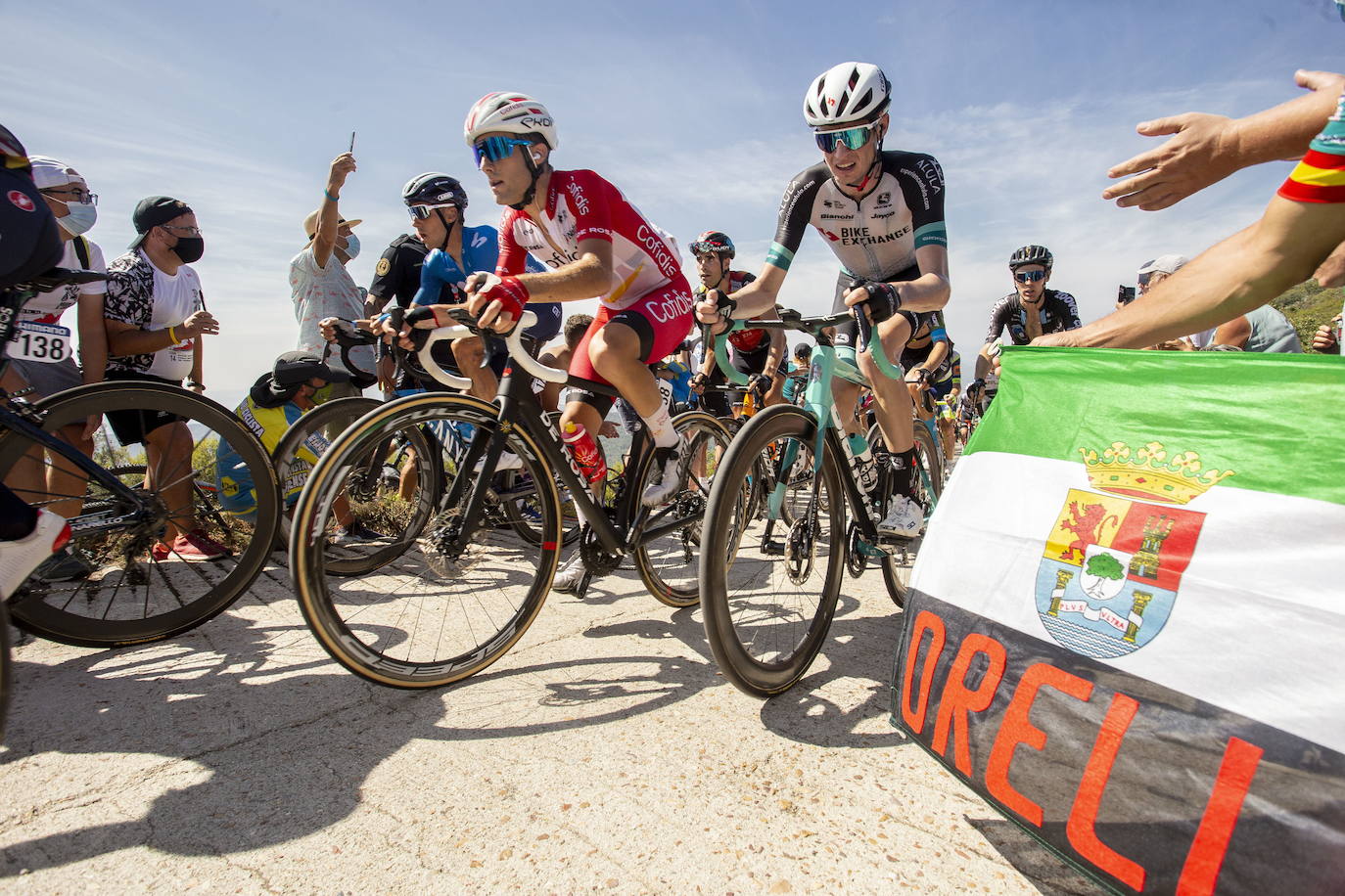 Los aficionados al ciclismo aunaron deporte, jolgorio y civismo en la ascensión al Pico Villuercas. 