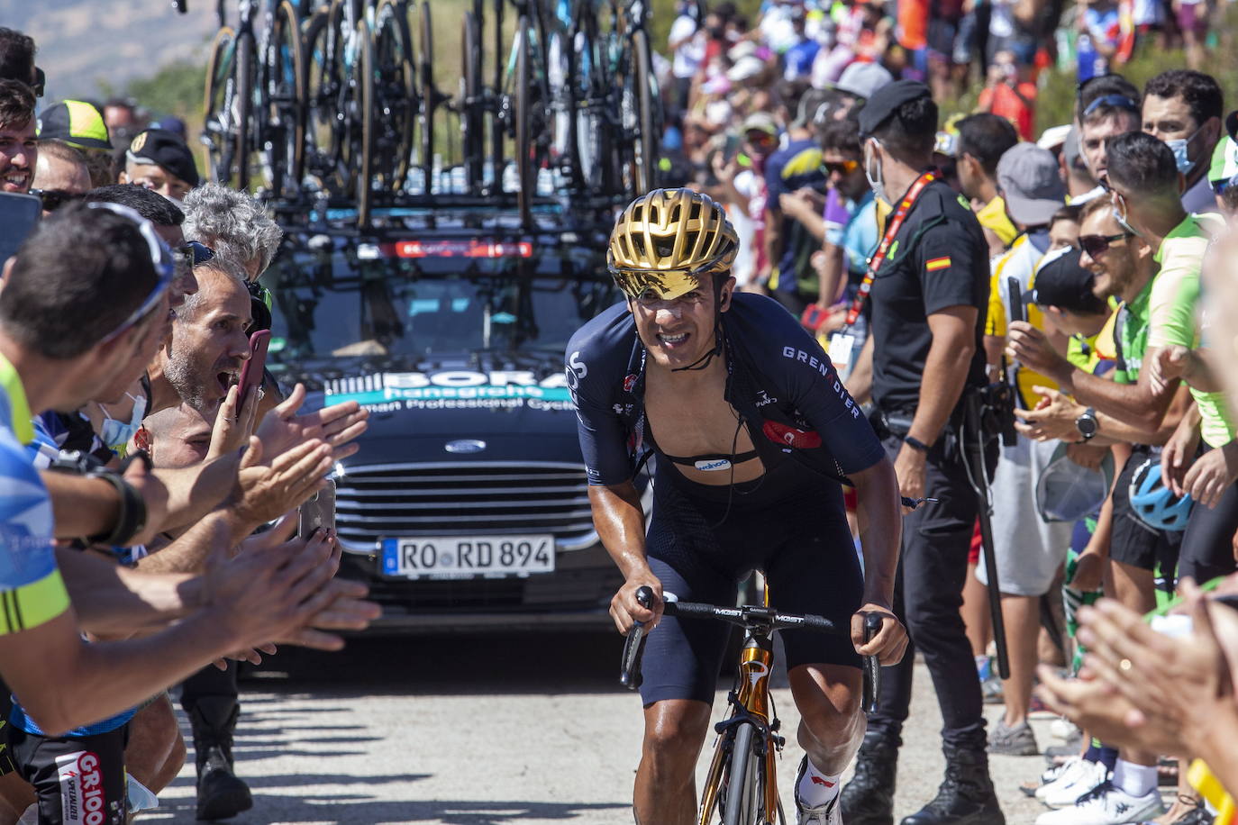 Los aficionados al ciclismo aunaron deporte, jolgorio y civismo en la ascensión al Pico Villuercas. 