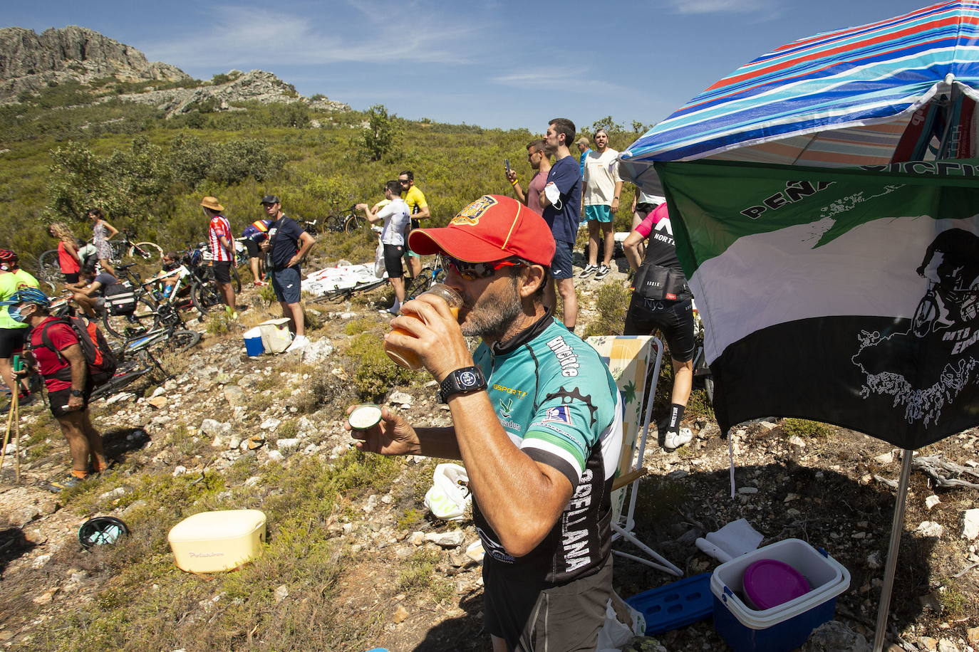 Los aficionados al ciclismo aunaron deporte, jolgorio y civismo en la ascensión al Pico Villuercas. 