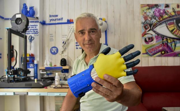 José María del Pozo, con una mano, delante de una de las impresoras 3D.