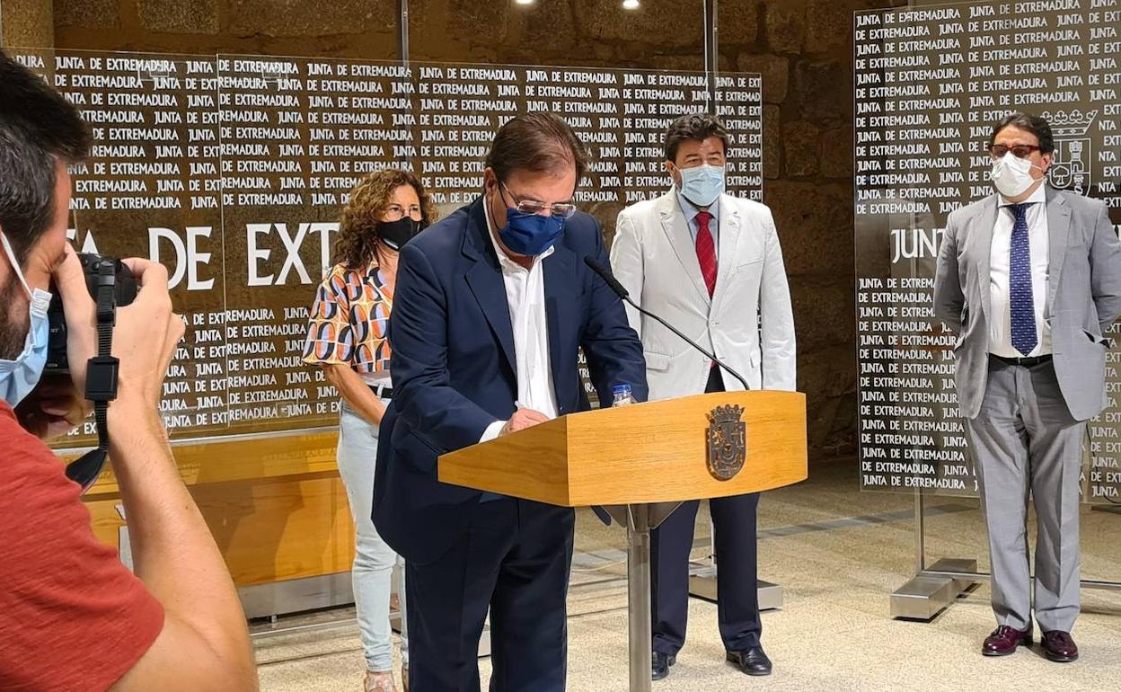 Vara firma el pacto del transporte sanitario con los sindicatos y la patronal. 