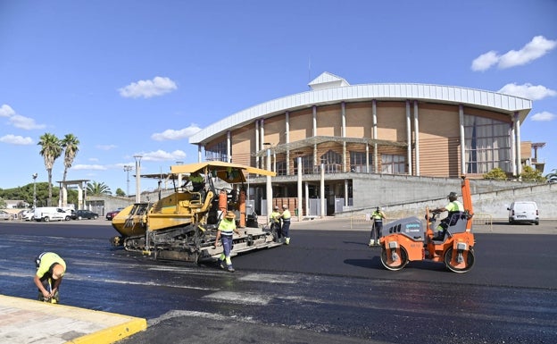 Asfaltado del aparcamiento de la ciudad deportiva de la Granadilla este lunes. 