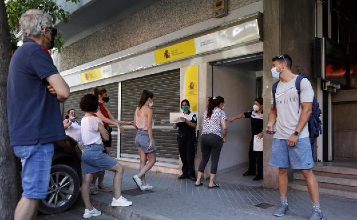 El paro baja en 3.441 personas en agosto, el mejor dato en quince años