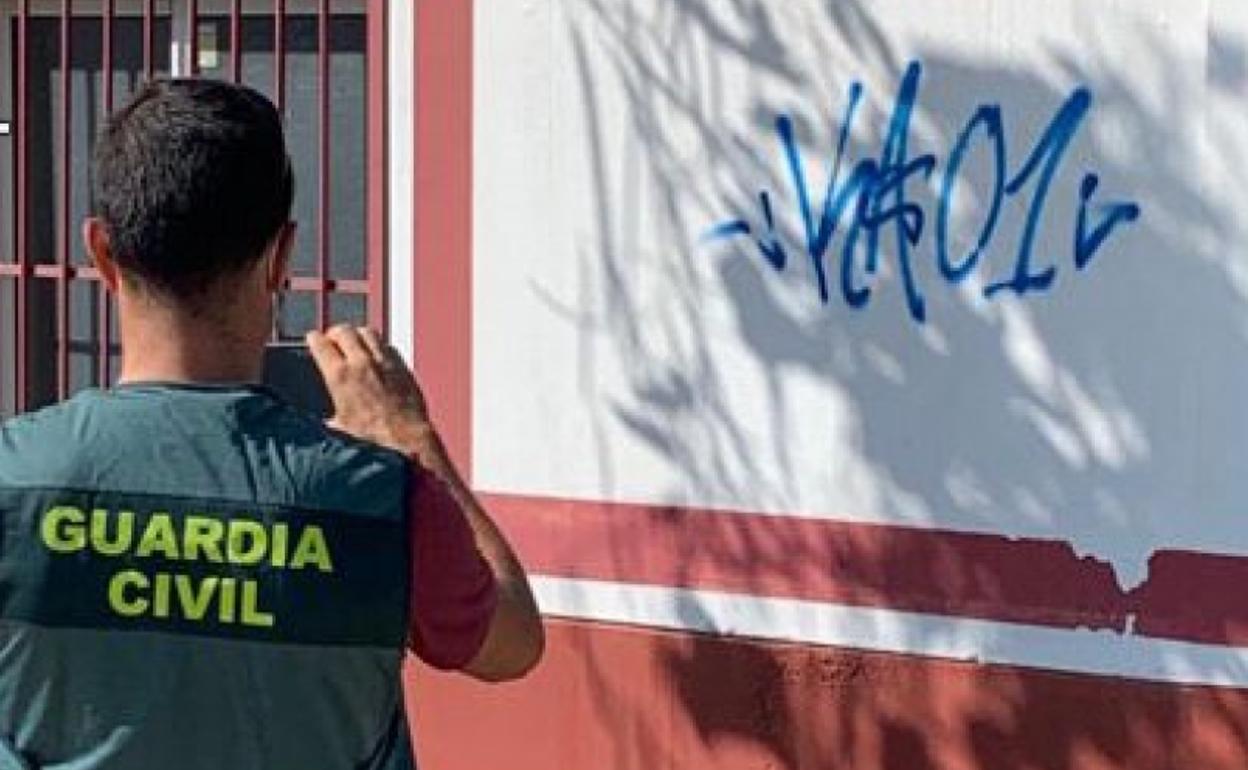 Detenido un grafitero por realizar pintadas en Malpartida de Plasencia