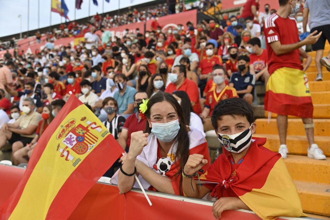 Fotos: La afición extremeña disfruta con la selección de Luis Enrique en el Nuevo Vivero