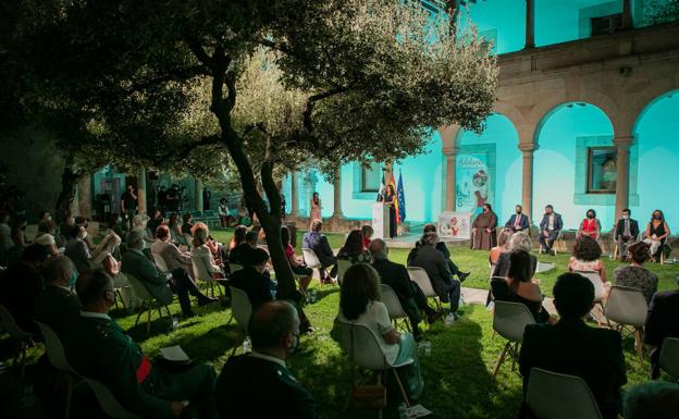 Los galardonados con la Medalla de Extremadura, a la derecha, en el conventual santiaguista de Mérida. 