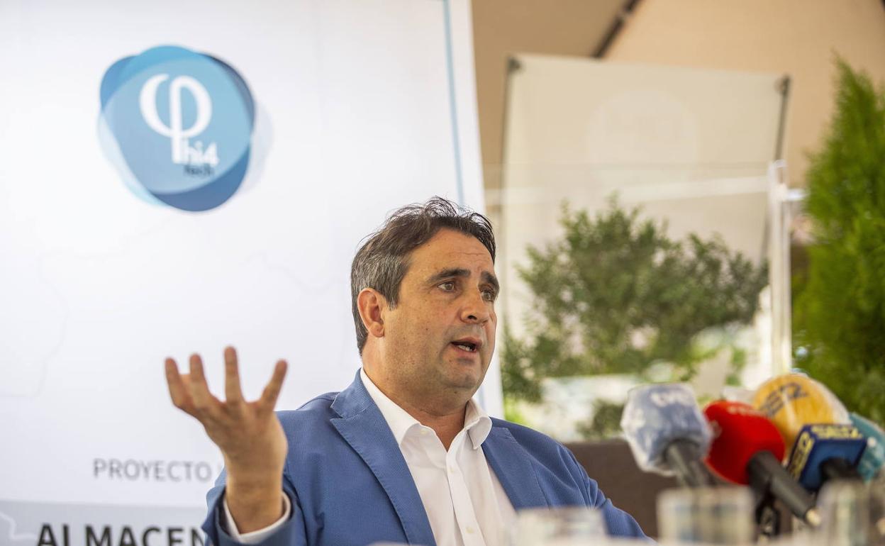 Mario Celdrán , consejero delegado de Phi4Tech, en una rueda de prensa en Cáceres en junio de este año. 