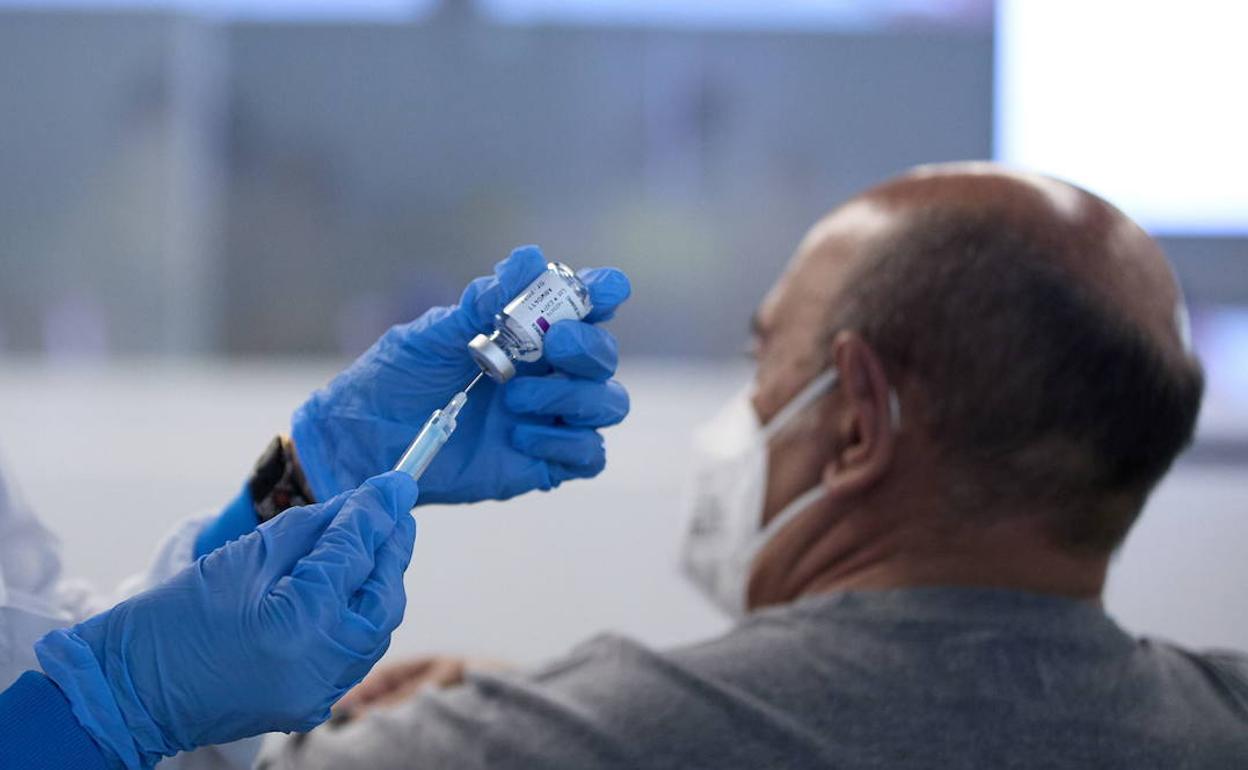 Vacunas covid: El SES empieza a pinchar la tercera dosis a 15.000 inmunodeprimidos la próxima semana