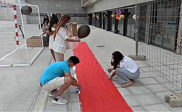 El colegio ha recibido a sus alumnos con globos, alfombra roja y aplausos. 