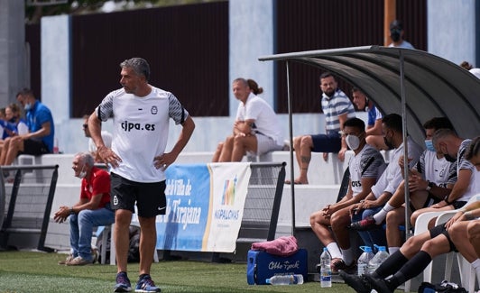 Juan Marrero sigue atento al juego desde el área técnica. 