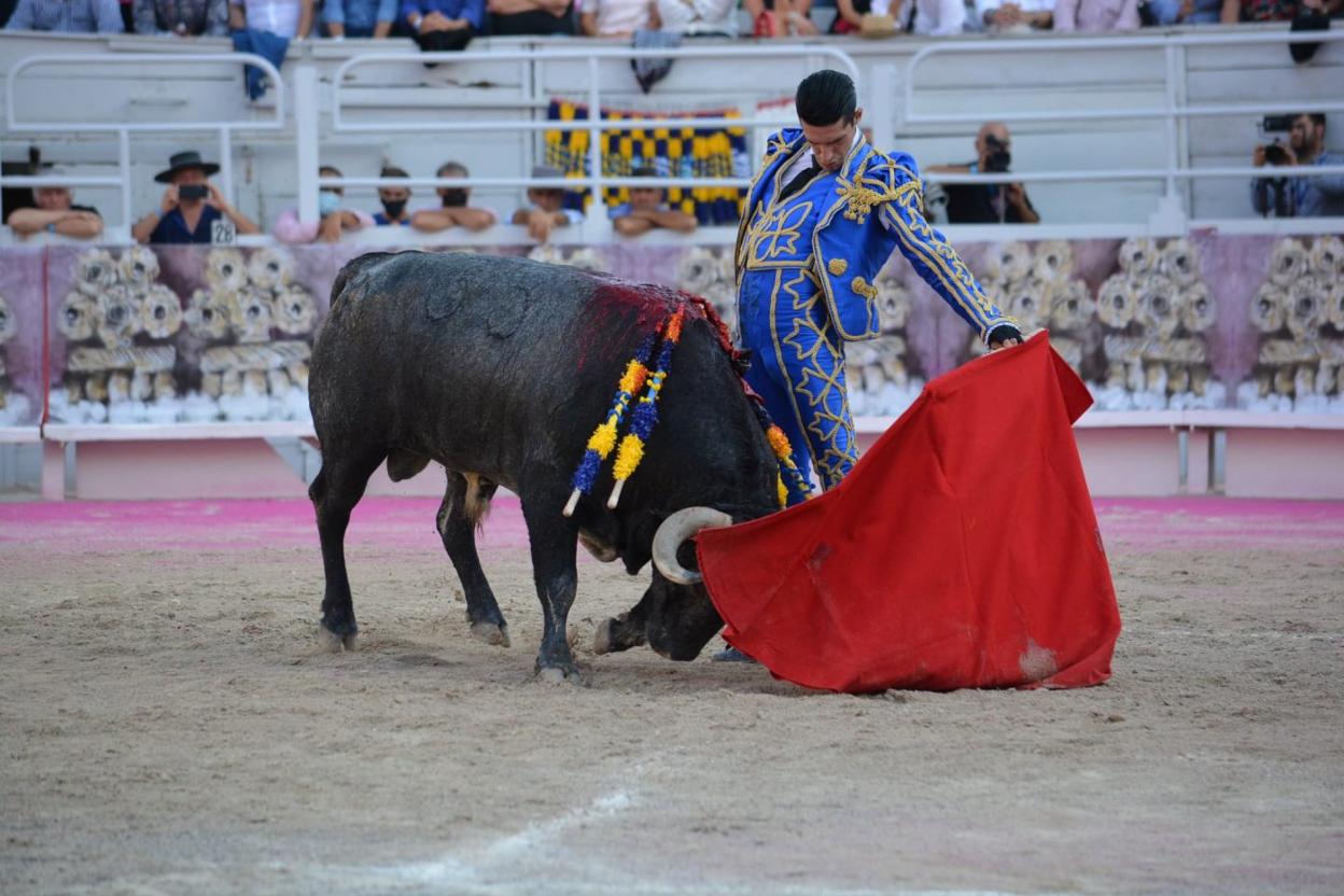 Talavante dando un muletazo con su zurda a uno de los toros que lidió ayer en Arles (Francia). 