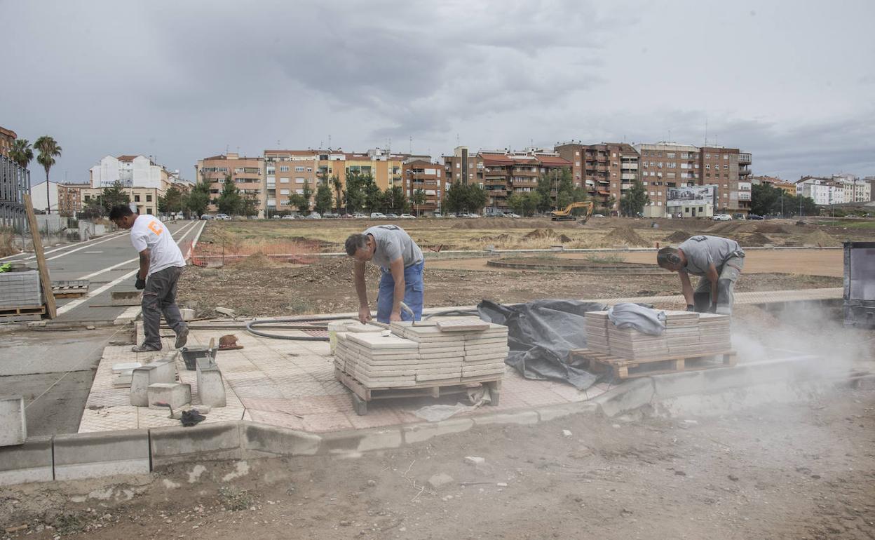 Los operarios recogen las losetas de las aceras entre el parque del río y Adolfo Díaz Ambrona.