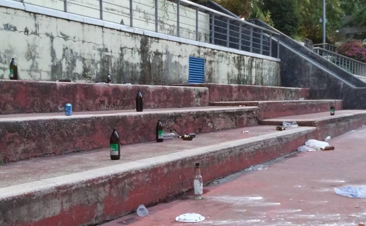 Restos de botellón y novatadas en Santa María de la Cabeza. 