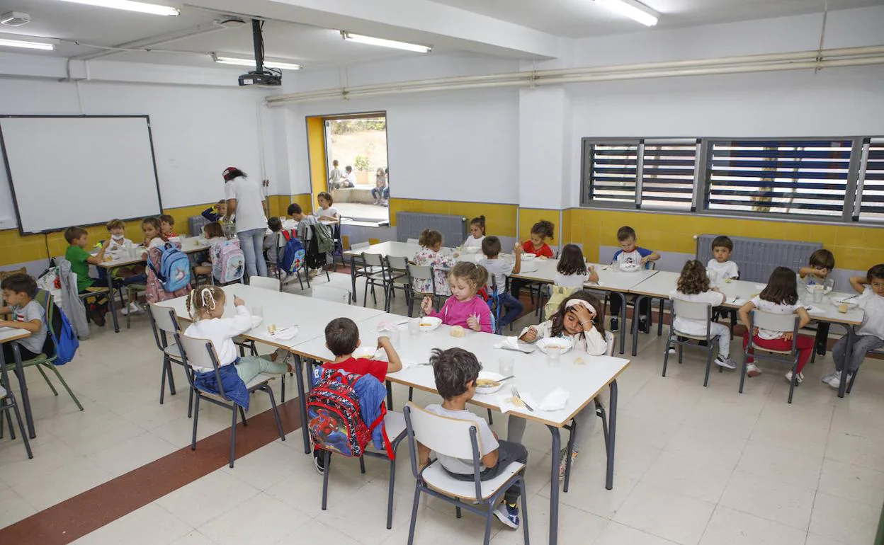 Alumnos del colegio Donoso Cortés de Cáceres en el comedor escolar.